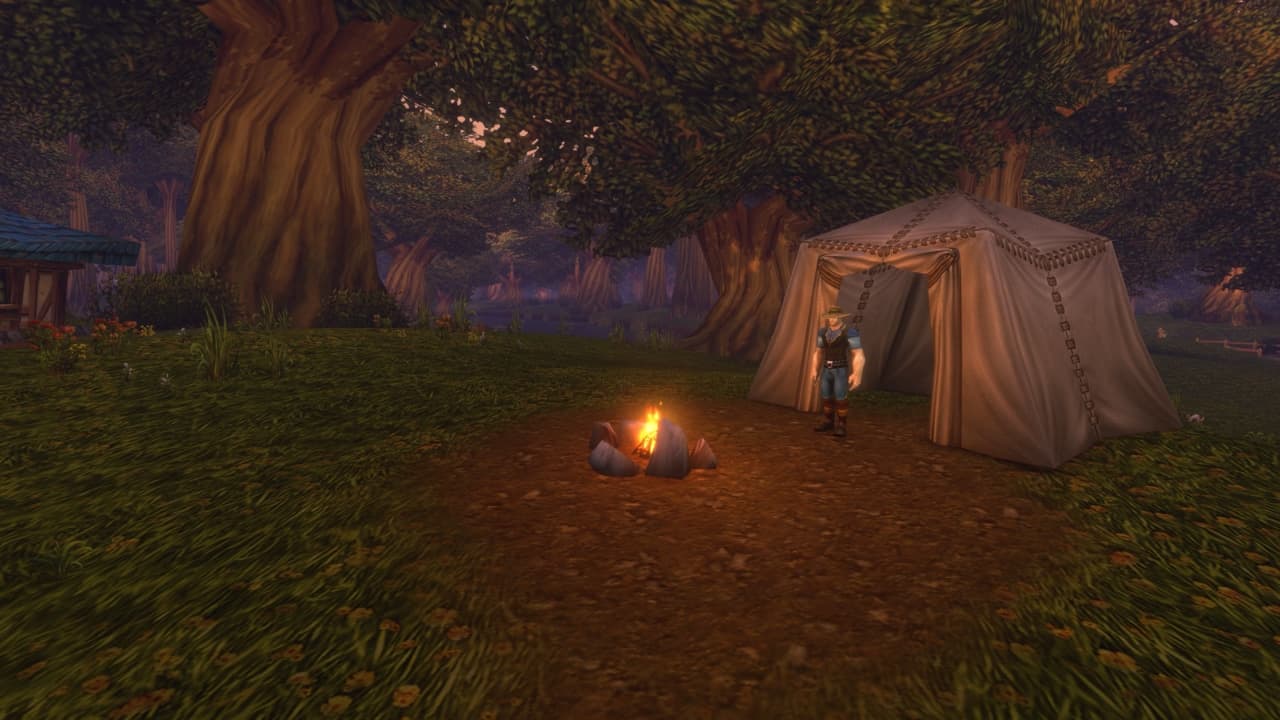 Ein Charakter steht neben einem Zelt und Lagerfeuer in WoW: Forever.